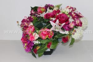 Arrangement en forme de Coeur ton rose fuchsia en fleurs artificielles