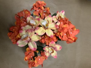 Bouquet d’orchidées et hortensias orange