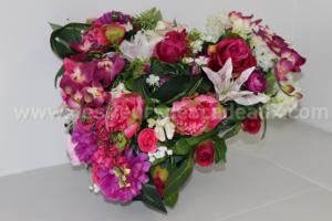 Arrangement en forme de Coeur ton rose fuchsia en fleurs artificielles