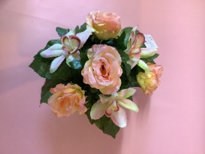 Composition roses saumon et orchidées 