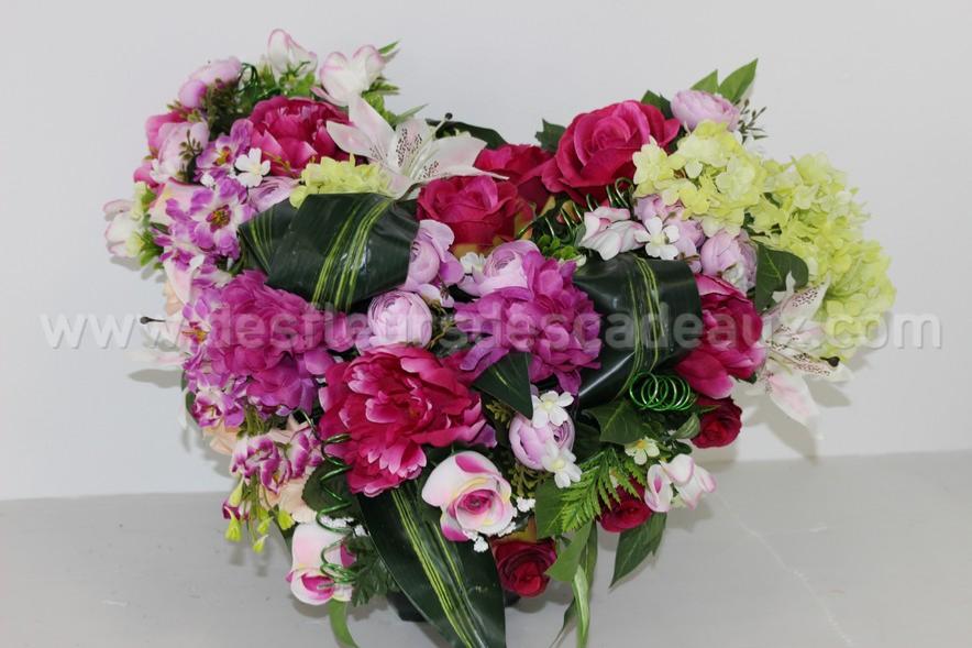 Coeur de fleurs roses - Bouquet de fleurs pour décorer une tombe au  cimetière