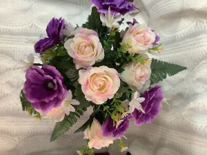Pot d’anémones violette et roses rose
